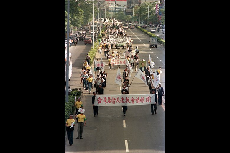 1988年11月1日，四、五百名台灣基督長老教會教徒，下午在台北市舉行「關懷台灣前途」遊行請願活動，除了因隊伍拖得甚長，使交通稍受影響外，過程尚稱平和理性，他們到達中正紀念堂後，派三名代表向李登輝總統遞陳請願書，由總統府官員代表接受。 圖／聯合報系