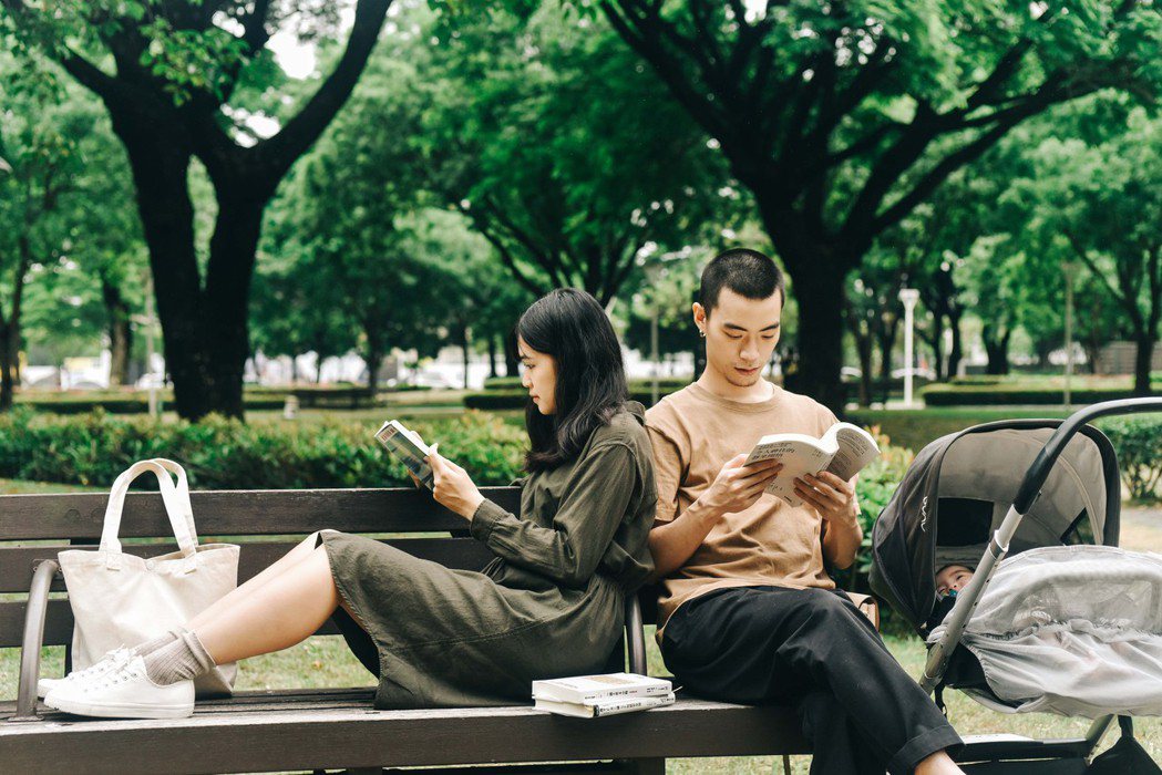 兩人從小就有閱讀習慣，長大後漸漸從偏好小說變為雜食閱讀。 圖／PJ Wang攝影