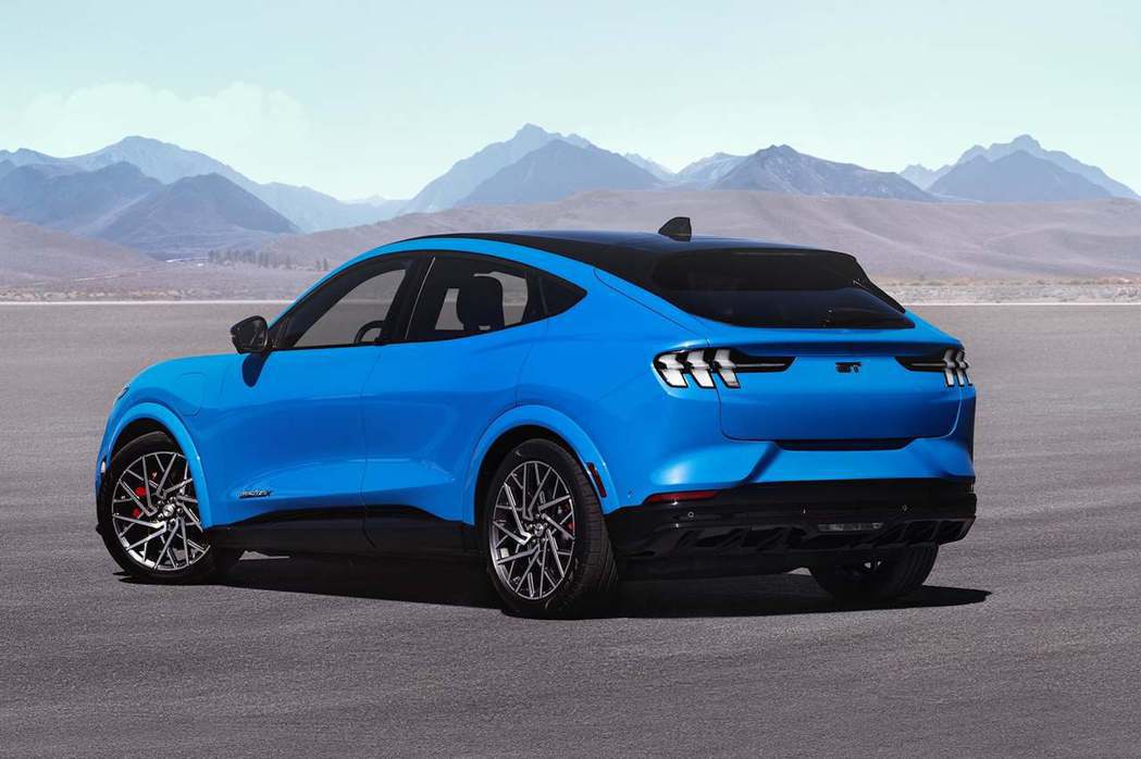 Mustang Mach-E的Grabber Blue Metallic金屬藍車...