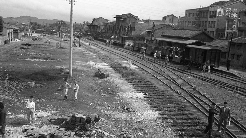 圖說：萬華新店鐵路，廿六日拆除情形。日期：1965-03-26。來源：聯合報。攝影：陳明輝
