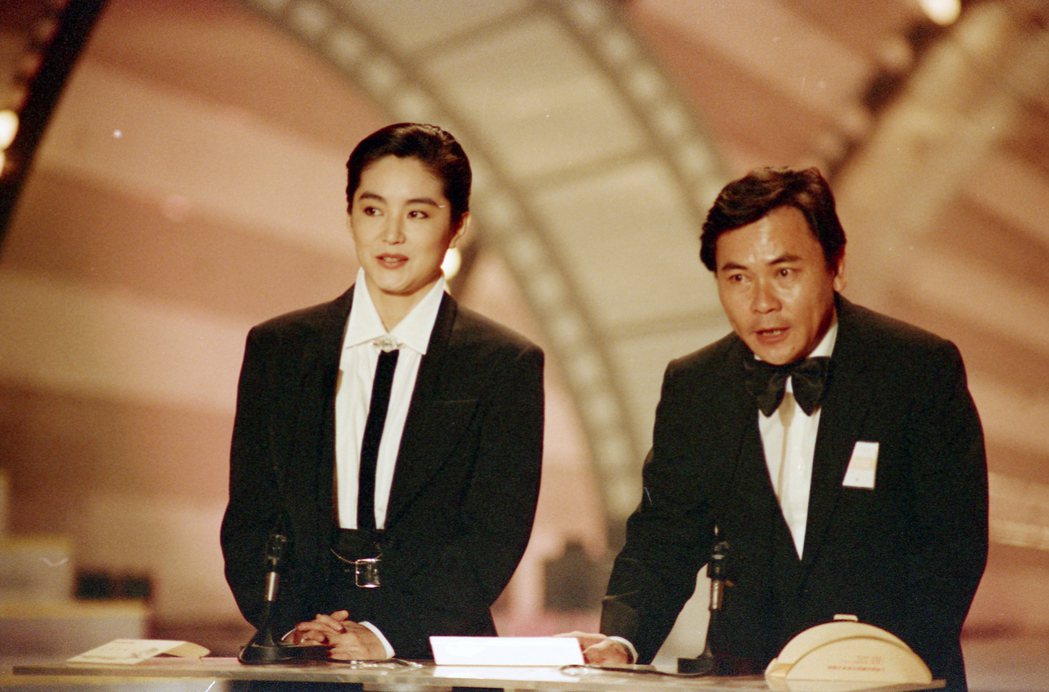 王童（右）以《稻草人》獲第24屆金馬獎最佳導演。圖為他與林青霞（左）於隔年第25屆金馬獎頒獎典禮擔任頒獎嘉賓。 圖／聯合報系資料照