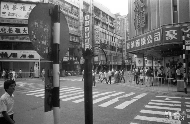 雙十國慶日將至，為美化裝飾台北街頭，西門町鬧區部分已損毀號誌與路牌指標，將拆除完...