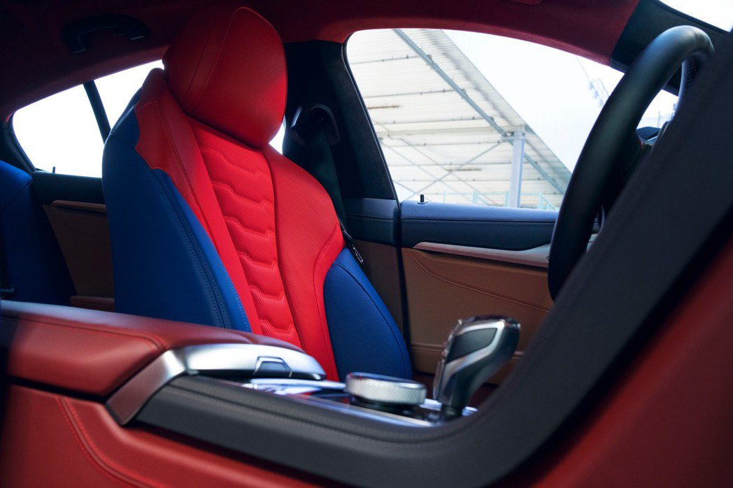 座艙空間耳目一新的俏皮風格一覽無疑，座椅由強烈的紅色和明亮的藍色形成鮮明對比，使...