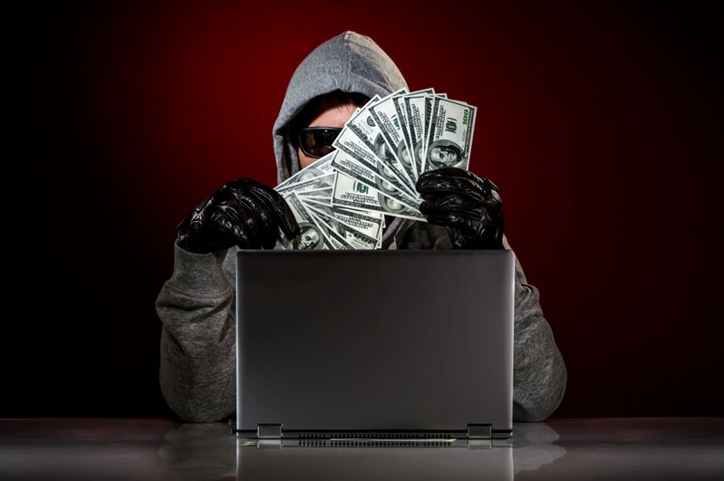資安公司趨勢科技報告揭露7款遭植入惡意間諜程式APP，恐會盜取個資，另有40多款宣稱「註冊即領錢」的詐騙APP。 示意圖／ingimage