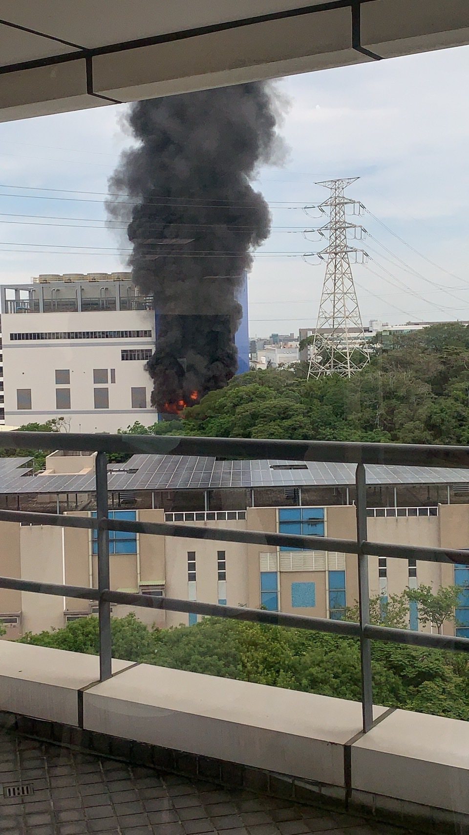 竹科某科技廠早上傳火警還有爆炸聲，幾公里外都能看到濃濃黑煙。圖／讀者提供