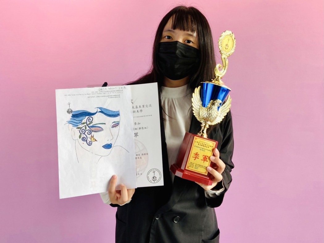 第二專長輔導課程「基礎彩妝」 學生王虹喬初次參與比賽榮獲季軍。 崑山科大/提供。