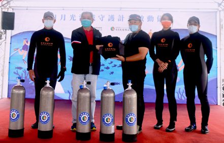 龍洞灣公園總教練尹德成（右三）代表接受印有日月光字樣的防寒衣、氣瓶，為日後淨海增添更多助力。 財團法人日月光環保永續基金會提供