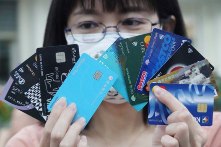 根據研究機構統計，台灣信用卡發卡機構，2021年疫情高燒、本土三級警戒衝擊內需消費，仍有不少業者發卡業務收入正成長。記者曾學仁／攝影 曾學仁