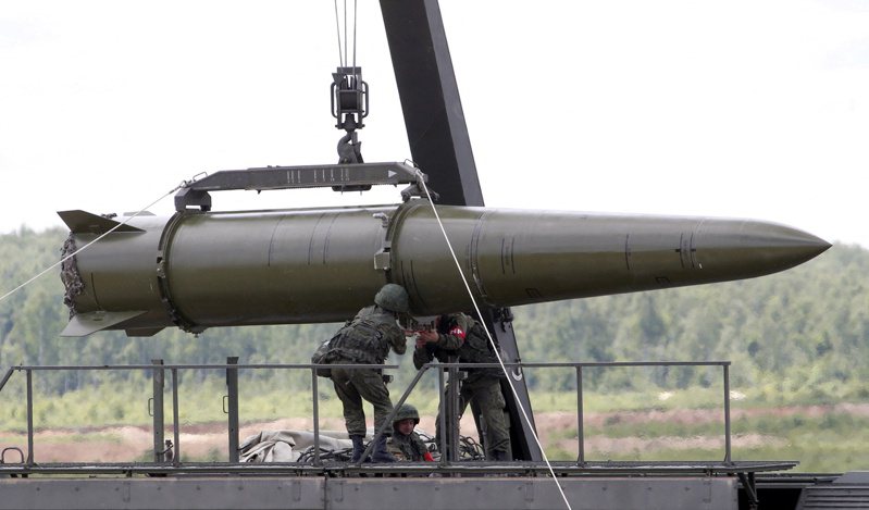 乌克兰总统泽伦斯基说，俄罗斯攻击乌克兰期间，发射了超过2000枚飞弹，占俄罗斯武器储备一大部分；他还说，俄方声称动用了新雷射武器，反映出莫斯科想寻找飞弹的替代品。图为俄军在2015年国际军事技术论坛上展示的导弹系统。图／路透社资料照(photo:UDN)