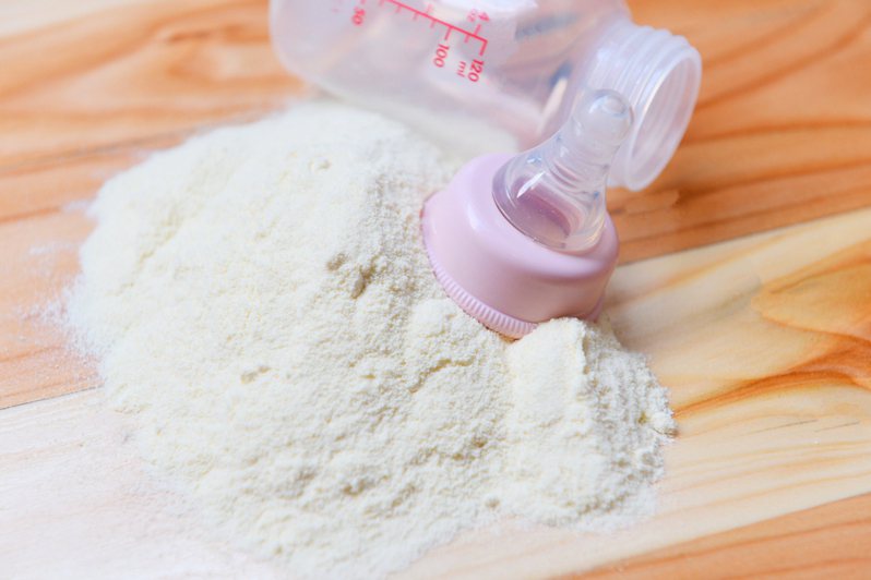 美國爆發嬰兒配方奶粉缺貨，社群媒體貼文正敦促面臨這項問題的父母自製配方奶。但有小兒科醫師不建議使用自製配方奶，它可能缺乏幫助嬰兒成長發育的重要維生素和營養素。圖／Ingimage