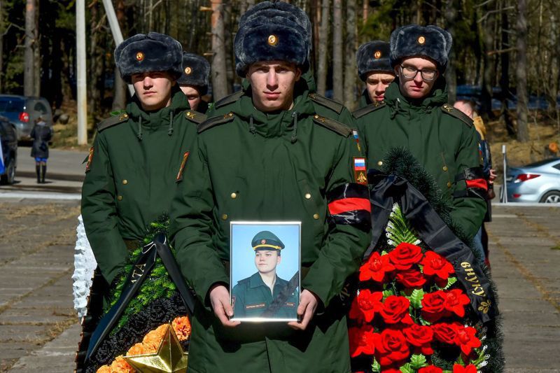俄國聖彼得堡郊區魯戈市4月11日為一名在烏克蘭陣亡的20歲士兵阿夫洛夫舉行葬禮。法新社