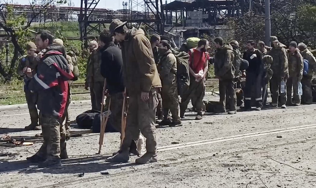 莫斯科當局表示，在馬立波亞速鋼鐵廠被圍困的900多名烏克蘭士兵已被送往俄軍佔領區...
