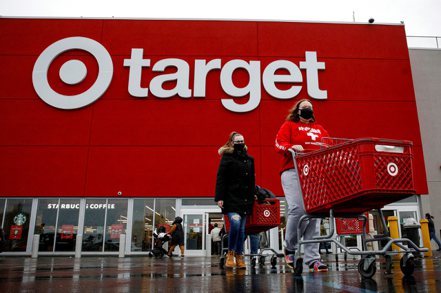 零售巨擘Target的第1季財報表現太差，股價崩跌25%，拖累美股。路透