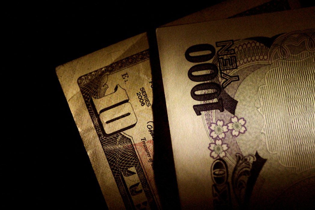 日本企業發現，日圓貶值對他們來說不見得是好消息。路透