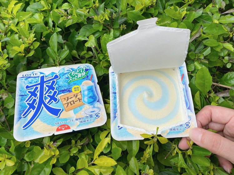 7-ELEVEN特別引進日本「LOTTE爽冰淇淋－漂浮汽水風味」，使用蘇打汽水混...