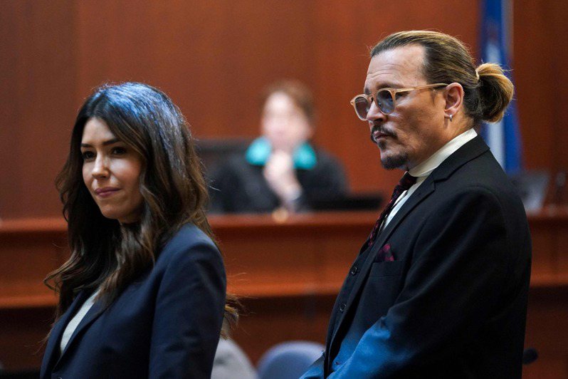 美國影星強尼戴普（右）狀告同為演員的前妻安珀赫德誹謗，委任律師之一的瓦斯奎茲（左）近日成為關注焦點，攝於18日。法新社