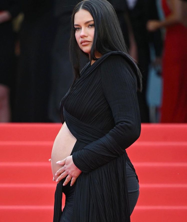 本屆坎城影展紅毯上，懷孕六個月的維多利亞的秘密模特兒Adriana Lima選穿的是Balmain設計師Olivier Rousteing為她量身打造的黑色禮服。圖／摘自IG