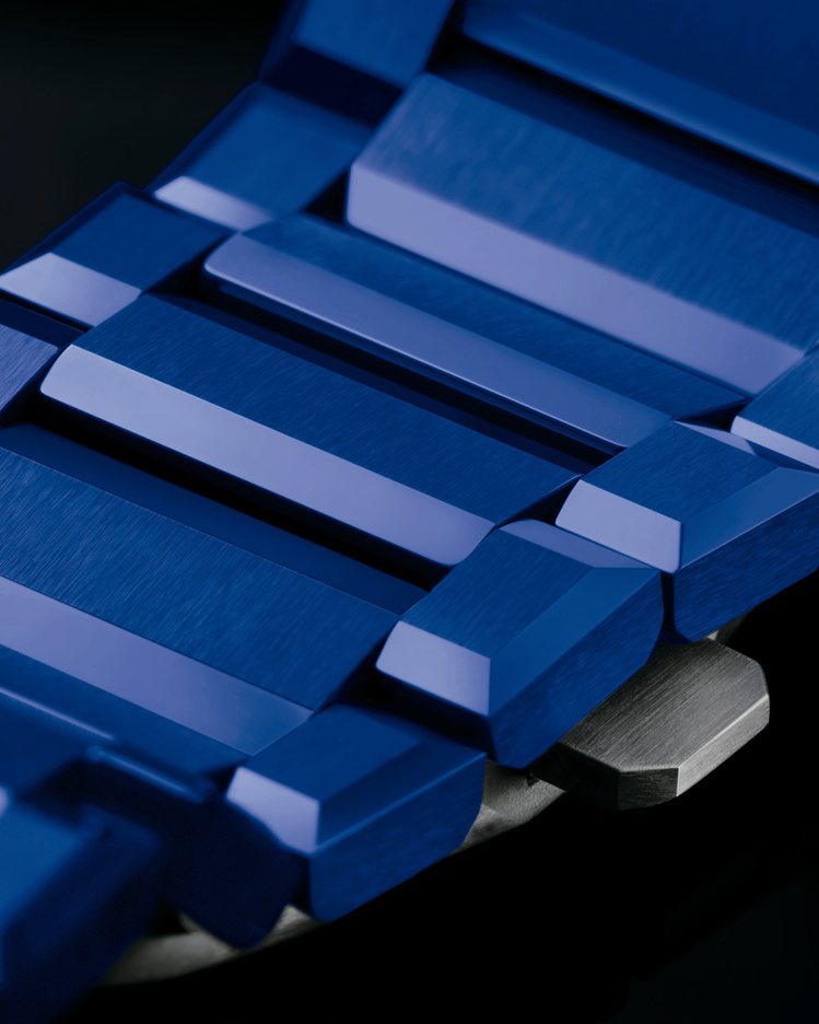 Big Bang Integral陶瓷鍊帶計時碼表靛藍款表鍊。圖／HUBLOT提供