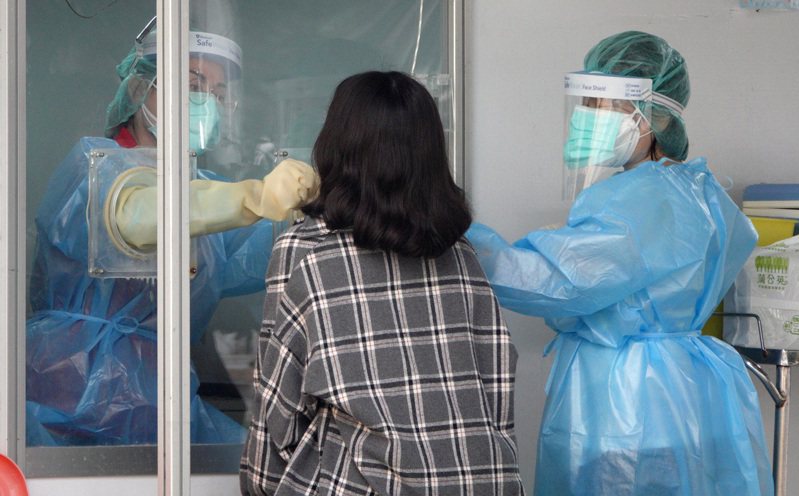 台北市已開設25處防疫急門診，包含3處親子防疫急門診快速通道和4處車來速，專供快篩陽性者預約PCR採檢。圖／聯合報系資料照