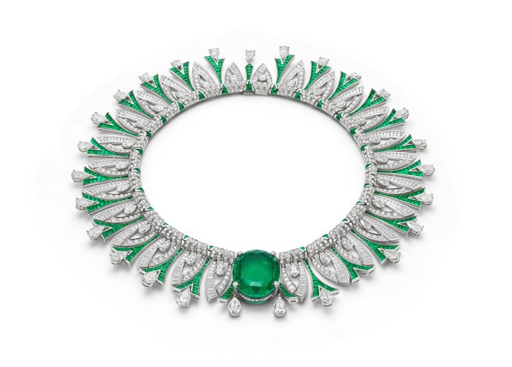 Julianne Moore配戴寶格麗的Eden系列頂級祖母綠與鑽石項鍊，中央鑲...