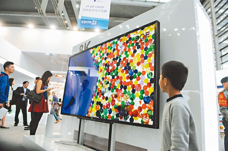 大陸全力縮小與南韓OLED的差距，在OLED市場上日漸威脅南韓。圖為京東方展出的8K電視。新華社