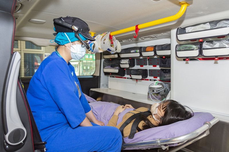 台中童綜合醫院於白沙屯媽遶境時，派出配備智慧穿戴裝置的救護車隨行，保護香燈腳們的平安。圖／童綜合醫院提供
