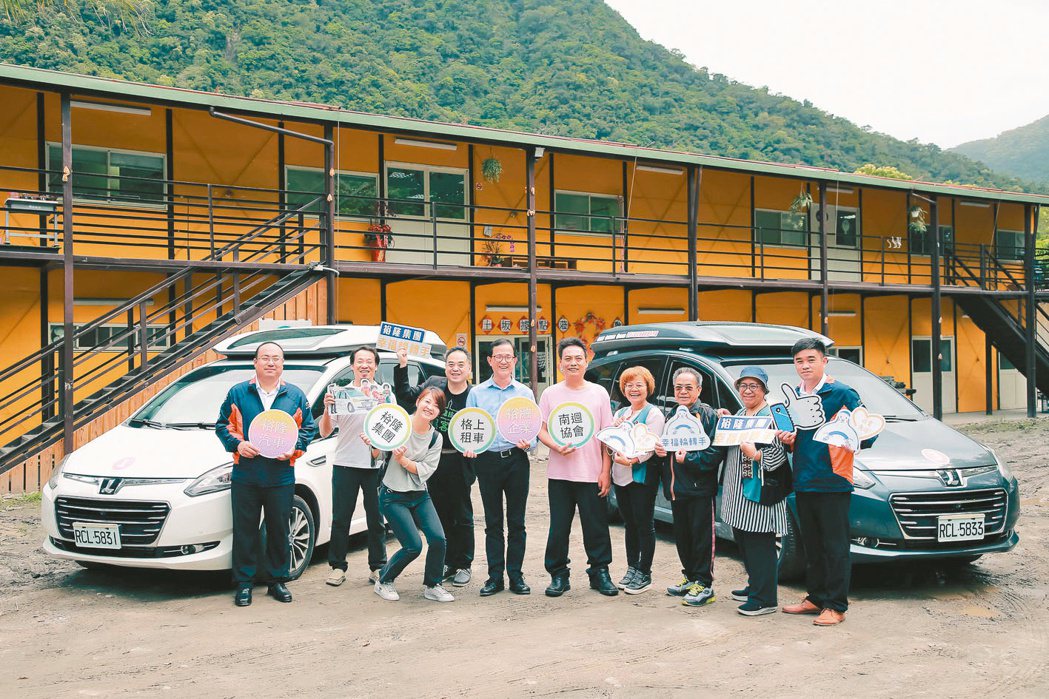 格上租車總經理陳俊(左5)帶領團隊啟動南迴第二個三年計畫。圖／格上租車