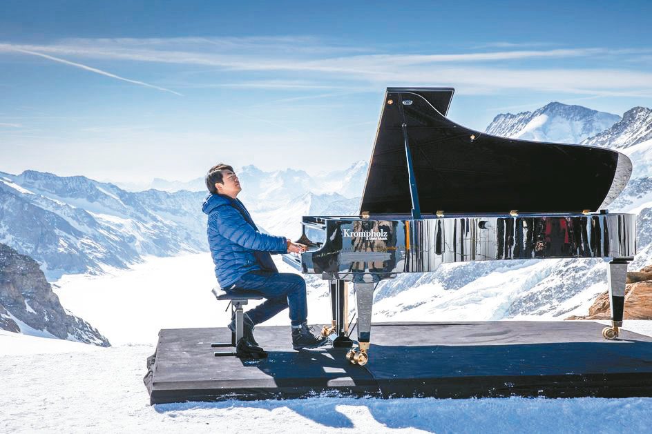 世界著名鋼琴大師郎朗在少女峰冰原作戶外演奏。圖／楊振發