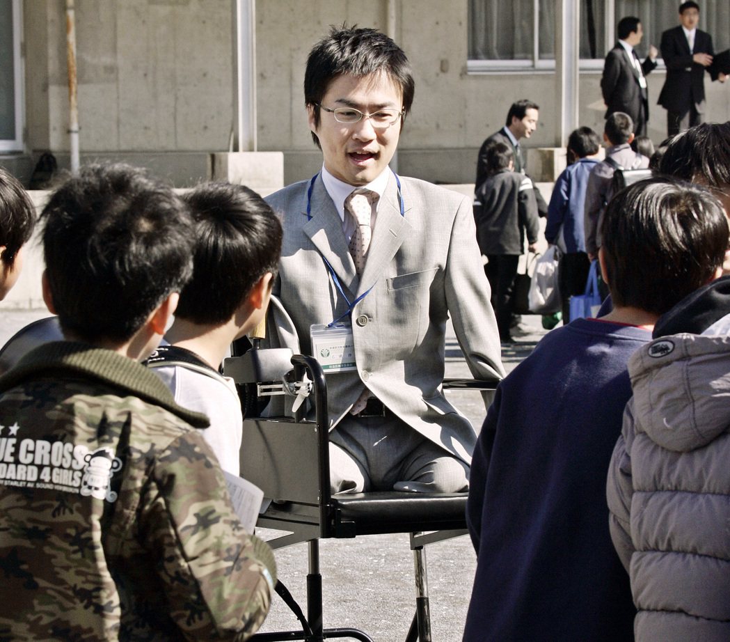 日本知名作家乙武洋匡宣布將競選參議員，圖為他2007年擔任小學老師之資料照。（法...