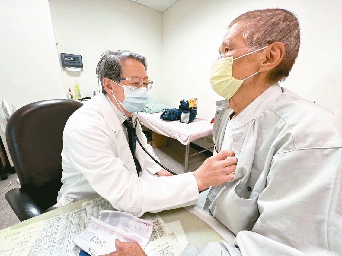 中國醫藥大學北港附設醫院心臟血管科主治醫師何瑞凱行醫超過40年，奔波診間，視病如親。
記者陳苡葳╱攝影