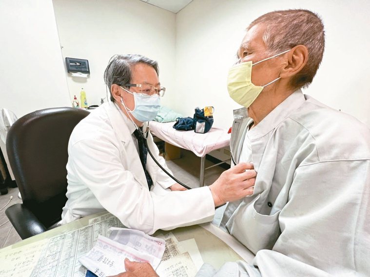 中國醫藥大學北港附設醫院心臟血管科主治醫師何瑞凱行醫超過40年，奔波診間，視病如...