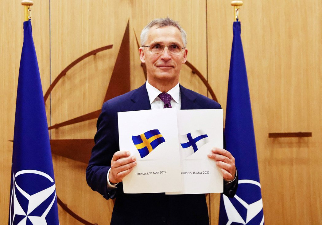 5月18日，北約秘書長史托滕貝格在瑞典和芬蘭申請加入北約的儀式上拍照留念。 圖／...