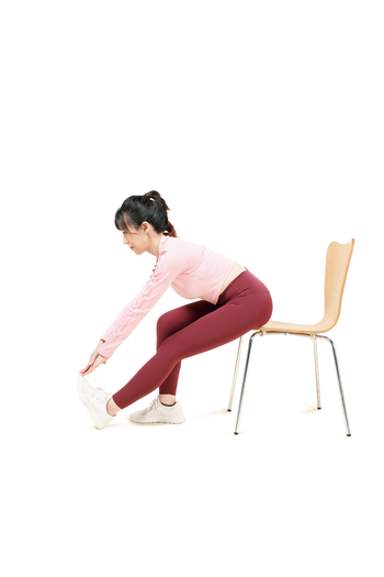 椅子坐姿體前彎動作示範。／圖片來源：聯合報健康事業部提供