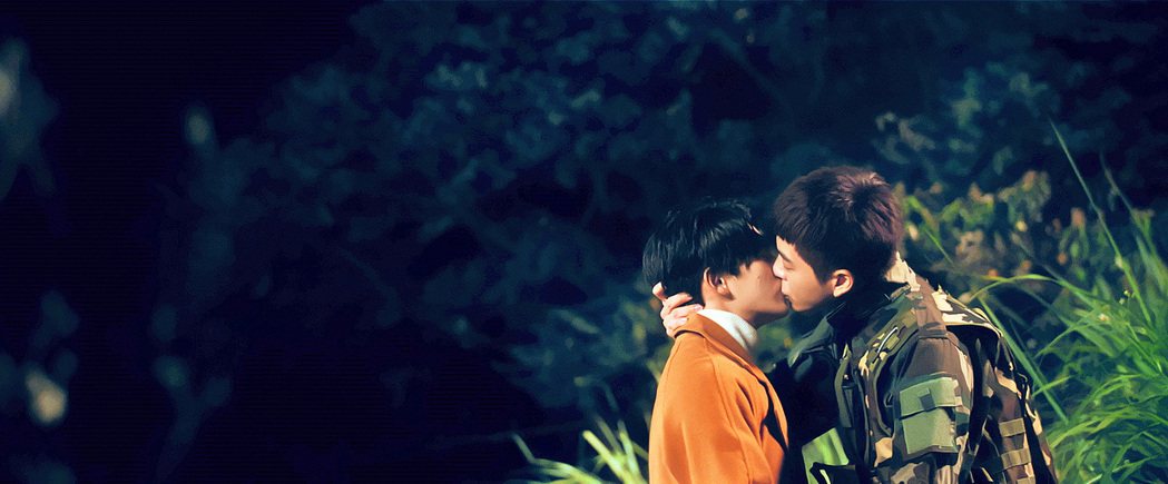 林暉閔（左）、黃新皓在「基因決定我愛你」中的相擁熱吻。圖／達騰娛樂提供