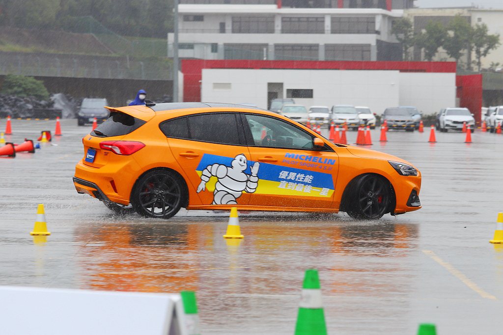 台灣米其林輪胎使用Pilot Sport 4S進行金卡納繞錐。同時，因為下雨溼滑...