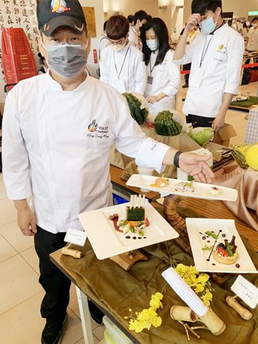 醒吾科大餐旅管理系王聰明老師展示「無國界料理廚藝展示-團體套餐組」得獎作品。