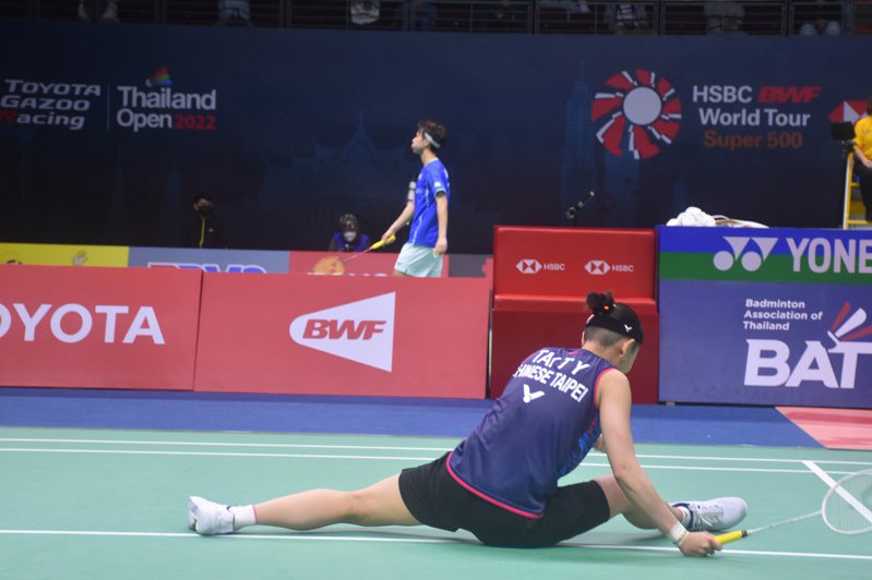 台灣羽球一姐戴資穎20日在泰國公開賽8強賽擊敗中國選手何冰嬌挺進4強。圖為戴資穎救球時跌坐在地上。 中央社