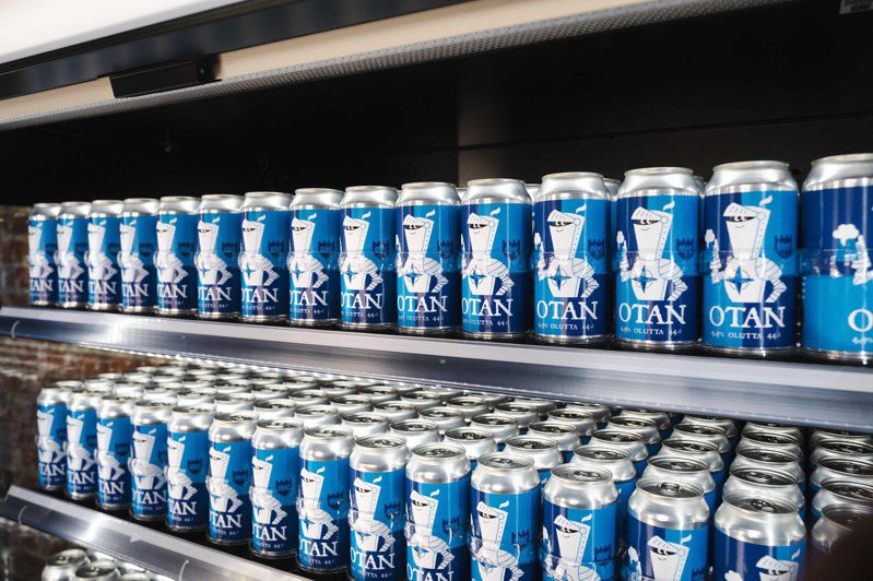 北歐國家芬蘭15日宣布申請加入北大西洋公約組織（NATO），薩翁林納（Savonlinna）一間小啤酒廠老闆范特寧（Petteri Vanttinen）便推出北約主題的紀念版啤酒來慶祝。 法新社