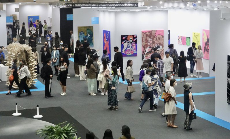 2022年台北當代藝術博覽會19日於台北世貿中心一館開幕，帶來三大畫廊展區及六大公共藝術計畫項目。共計有 62 間國際畫廊、200 位藝術家、 1000 件當代藝術作品參展。記者林俊良／攝影