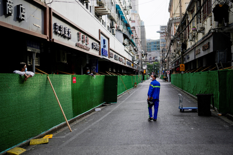 上海19日疫情再度出現反覆，多數商業活動也尚未恢復。圖為18日上海街頭景象。路透