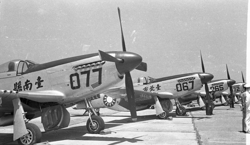 1954年5月20日，由台灣省各界組成的「一元獻機運動委員會」，在松山軍用機場舉行獻機及命名儀式。圖／聯合報系資料照片