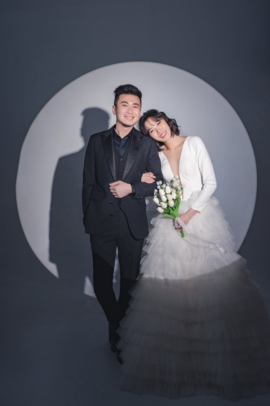 大牙(右)與老公阿廖結婚2周年拍攝婚紗紀念。圖／韓國藝匠Artiz Studio提供