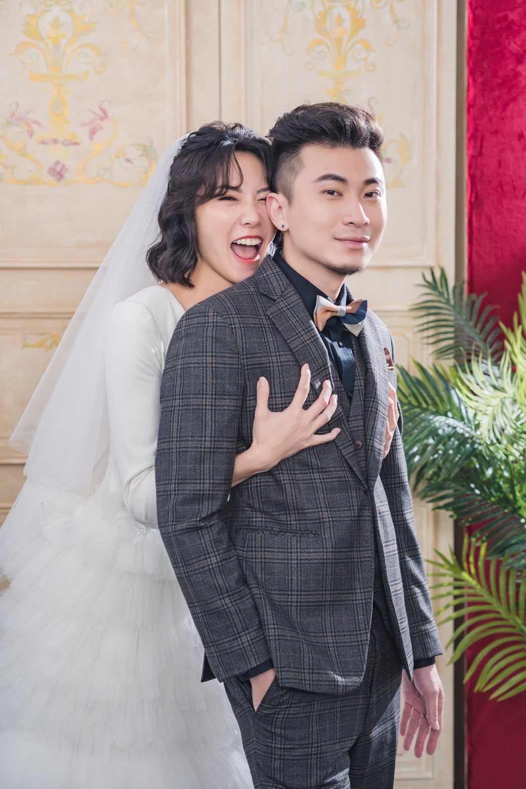 大牙(左)與老公阿廖結婚2周年拍攝婚紗紀念。圖／韓國藝匠Artiz Studio...