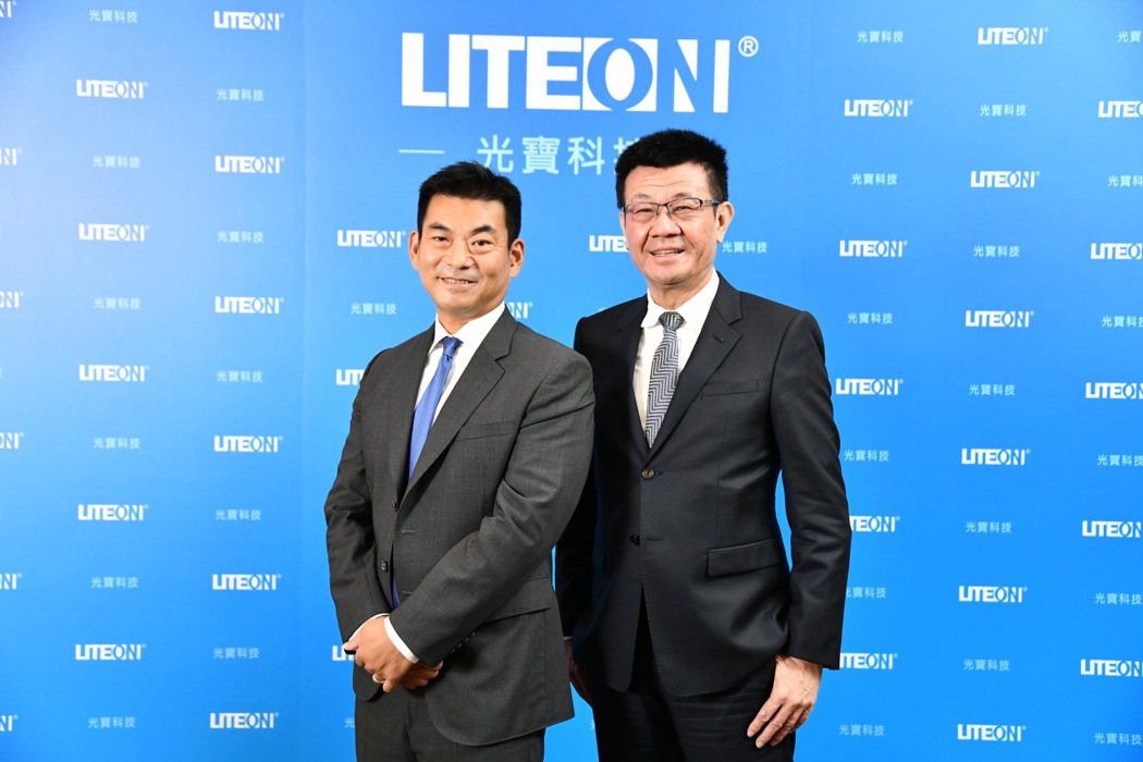 左起光寶科技董事長宋明峰、光寶科總經理邱森彬。光寶科/提供