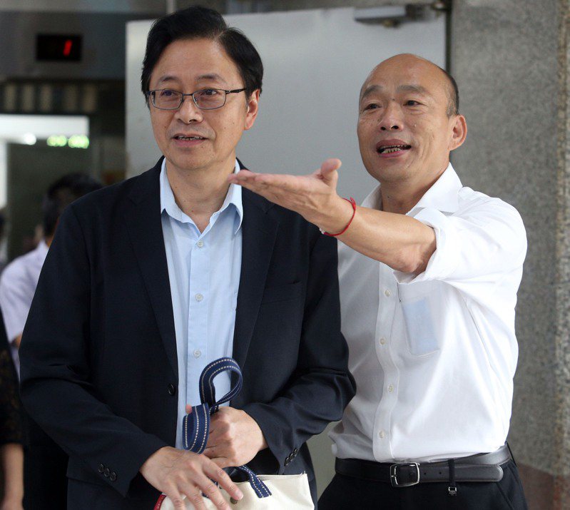 韓國瑜（右）強調，自己是在黨中央公布的前一天，才從電話得知張善政（左）被徵召參選。圖／聯合報系資料照片