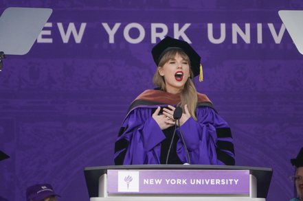 美國流行音樂天后泰勒絲（Taylor Swift）18日現身洋基體育館，為本屆畢業典禮發表演說。美聯社