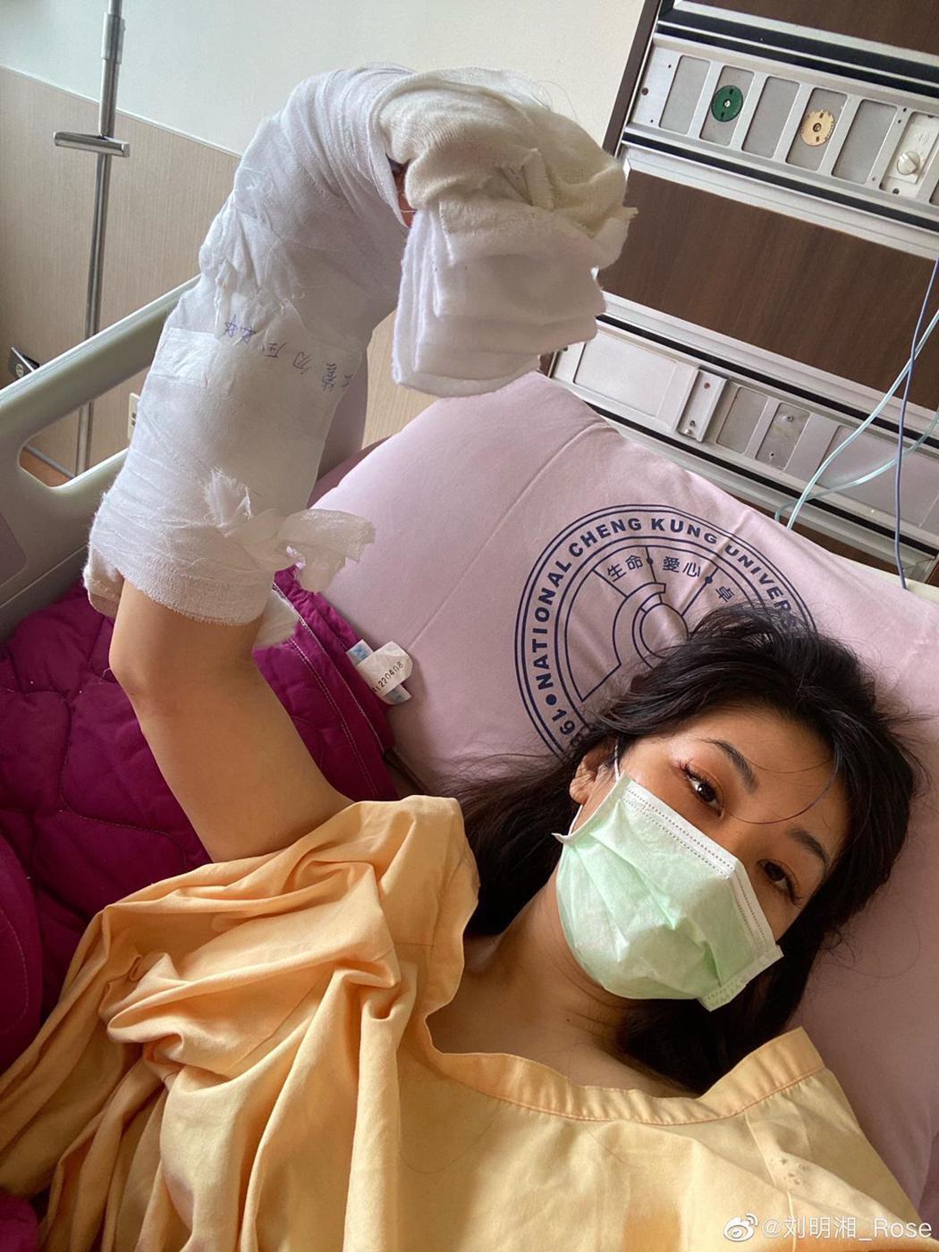 劉明湘右手遭玻璃嚴重割傷，傷口長達10公分且傷及神經。圖／湘湘工作室提供