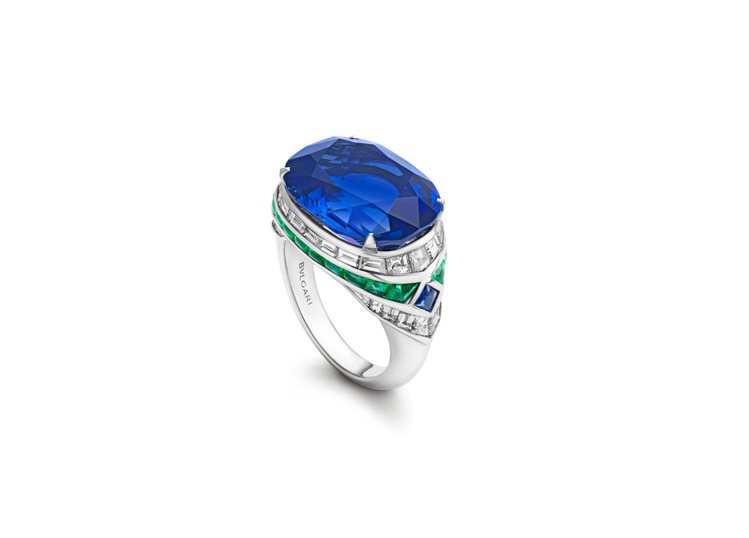 安海瑟薇配戴的BVLGARI Eden系列頂級藍寶石與鑽石戒指，鉑金鑲嵌重約18.12克拉圓形切割斯里蘭卡藍寶石、祖母綠、藍寶石、鑽石。