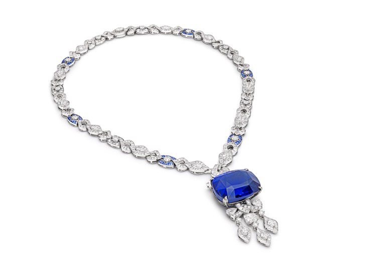 安海瑟薇配戴的BVLGARI Eden系列頂級藍寶石與鑽石，鉑金鑲嵌1 顆重達1...