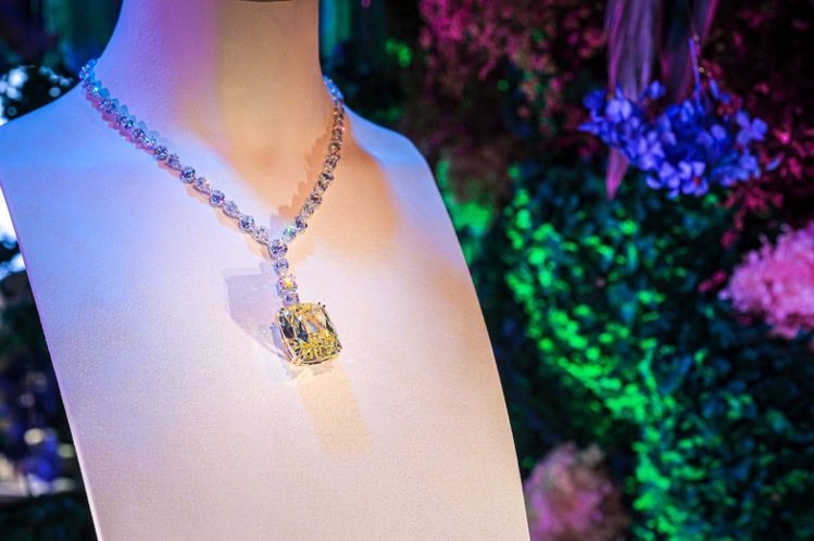 茱莉亞羅勃茲配戴的蕭邦高級珠寶項鍊，鑲嵌一顆100.5克拉的稀有黃鑽。